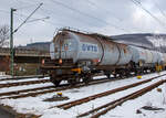 Vierachsiger 62 m³ Drehgestell-Kesselwagen 37 80 7844 772-7  D-VTG, der Gattung Zacns, der VTG AG (Hamburg), im Zugverband am 24.03.2021 bei der Zugdurchfahrt in Niederschelden (Sieg).