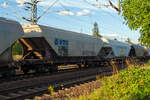 4-achsiger Drehgestell-Großraum-Getreidesilowagen 37 80 9332 104-0 D-VTGD der Gattung Uagps der VTG AG (Hamburg) am 26 August 2013 im Zugverband bei der Durchfahrt in Pirna.