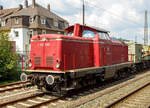   Die V 100 2091 alias 212 209-1 (92 80 1212 209-1 D-VEB) der EB - Vulkan-Eifel-Bahn Betriebsgesellschaft mbH steht am 25.08.2019 mit einem Trafotransport der Amprion GmbH im Bahnhof Siegen-Geisweid.