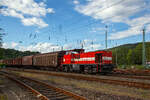 Die Westerwaldbahn WEBA 5 - 211 177-1 (92 80 1211 177-1 D-WEBA), eine On Rail DH 1004 (Umbau aus V 100.10), erreicht am 18.09.2015 mit einem Übergabe-Güterzug Betzdorf/Sieg und stellt gleich