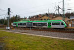 Der Stadler GTW 2/6 - VT 525 118 (95 80 0946 418-0 D-WEBA / 95 80 0646 418-3 D-WEBA / 95 80 0946 918-9 D-WEBA) der Westerwaldbahn des Kreises Altenkirchen GmbH (WEBA)  Daadetalbahn , ex VT 118 der