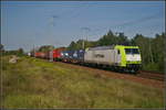 Captrain 185 517-0 fuhr mit einem Containerzug am 30.08.2017 durch die Berliner Wuhlheide