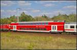 In einem Pbz war der Doppelstockwagen D-DB 50 80 26-81 174-7 DBpza der S�dostbayernbahn (SOB) eingestellt, der von 120 106 am 18.09.2014 durch die Berliner Wuhlheide gezogen wurde.