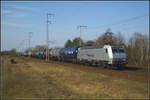 RheinCargo 145 086-5 fuhr mit einem bunten Kesselwagenzug, der Benzin geladen hatte, am 09.04.2018 durch die Berliner Wuhlheide.