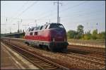 SGL V 270.10 / 221 124-1 dieselt gemütlich am 06.09.2014 durch den Bahnhof Berlin Schönefeld Flughafen (NVR-Nummer 92 80 1221 124-1 D-SGL)