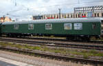 Wohnschlafwagen 60 80 9925 397-3 D-PRESS der Gattung Wohnschlafwagen 420, der Eisenbahn-Bau- und Betriebsgesellschaft Pressnitztalbahn mbH, am 24.11.2022 im Zugverband bei einer Zugdurchfahrt im Hbf