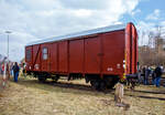 Zweiachsiger Güterzuggepäckwagen mit Bremserbühne 40 80 950 6 171-4 D-EFSK der Gattung (U) Dghs (ex Pwghs54), der Eisenbahnfreunde Treysa e.V., ausgestellt am 24.03.2018 beim Lokschuppenfest, zum 30-jährigen Jubiläum der Eisenbahnfreunde in Treysa (Ortsteil der Stadt Schwalmstadt).

Güterzuggepäckwagen bzw. Güterzugbegleitwagen fehlten nach dem Krieg, hauptsächlich solche, die für höhere Geschwindigkeiten geeignet waren. Daher startete die DB ein Umbauprogramm auf Basis des Gms 54. Diese Wagen entstanden teilweise aus brauchbaren Teilen der G10, wurden aber in weiten Teilen neu gebaut. Die Pwgs 54 waren ursprünglich mit Gleitachslagern ausgestattet, wurden aber gegen Ende der 1960er Jahre immer mehr mit Rollenachslagern Bauart 22 ausgestattet. Der Aufbau der Pwgs 54 erfolgte analog zum Gms 54 mit Leimholzplatten, die Wagen hatten einseitig eine Bremserbühne, über diese gelangte man in den Innenraum. Der Pwghs 54 erhielt ein Zugführerabteil mit Zweiplatz-Klappsitz, Ablagepult und zwei Notsitzen sowie ein WC. Passende Einbauteile standen aus dem 3yg-Umbauprogramm zur Verfügung. Der recht große Laderaum hat eine Schiebetür von 1.800 mm Breite. Zusätzlich wurden eine Dampfheizung und eine 24V Beleuchtung eingebaut, die mit einem Kabel an die Turbobeleuchtung der Zuglokomotive angeschlossen werden konnte. Der Einsatz der Güterzuggepäckwagen endete in den 1970er Jahren.

TECHNISCHE DATEN:
Spurweite: 1.435 mm (Normalspur)
Achsanzahl: 2
Länge über Puffer: 11.100 mm
Achsabstand: 5.840 mm
Ladefläche: 15,2 m²
Eigengewicht: 12.230 kg
Max. Zuladung: 6,0 t (ab Streckenklasse A)
Höchstgeschwindigkeit: 100 km/h
Bremse: KE-GP
Intern. Verwendungsfähigkeit: nein (nur DB)