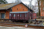 Ehemaliger zweiachsiger Güterzugbegleitwagen mit Bremserbühne, ex D-DB 20 80 950 5 078-6 der Gattung/Bauart Pwghs 054 der Deutschen Bundesbahn (ex Passau Hbf), am 26.03.2016 abgestellt beim Güterschuppen beim Bahnhof Neuenmarkt-Wirsberg.

Die Reichsbahn machte es im Kriege vor, aus dem laufenden Programm zum Bau gedeckter Güterwagen wurde ein Güterzugpackwagen abgeleitet. Neben dem eingesparten Konstruktionsaufwand war dieses Mal auch ein Ziel, die Wagen leicht wieder als normale gedeckte Güterwagen herzurichten, wenn sie als Pwghs nicht mehr benötigt werden, das hat man dann auch bei 2/3 der Pwghs tatsächlich auch so gemacht. Mitte der 50er Jahre war es soweit: Die meisten neuen Güterwagen waren für 100 km/h zugelassen, die neuen Loks wurden immer schneller- aber es fehlten eklatant die zugehörigen Güterzuggepäckwagen. Viele Güterzüge sollten 80 km/h und mehr fahren können. Die meisten vorhandenen Packwagen für diesen Zweck stammten noch aus der Länderbahnzeit, hatten schon mehr als 40 Jahre auf dem Buckel, waren aber nur für 65 km/h zugelassen.

Die Vorgängerbauart Pwgs 44, die 100 km/h fahren durfte, hatte einen grundlegenden konstruktiven Mangel: Die Federung der Wagen war für einen beladenen Güterwagen mit 20 t und mehr ausgelegt, der Wagen konnte aber nur mit 5 t beladen werden. So war die Federung hart und das Zugbegleitpersonal klagte über das Rütteln und Schaukeln des Wagens.

Um Abhilfe zu schaffen, mussten doch neue Pwgs her. Es sollten aber keine richtigen Packwagen werden, sondern auch die Option eines einfachen Rückbaus haben, denn der Strukturwandel zeichnete sich schon ab. Eines Tages braucht man in Ganzzügen gar keinen Pwg mehr, der Zugführer konnte auf der Lok mitfahren. Also griff man, wie beim Pwgs 44, auf eine parallele Güterwagenkonstruktion zurück, diesmal auf den Gms 54, der in den AWs grade gebaut wurde. 

Der neue Pwghs 54 bekam eine besondere Inneneinrichtung mit Zugführerabteil und einer Toilette, die leicht wieder abbaubar waren. Die Stromversorgung erfolgte über ein Kabel, das an die Lok angeschlossen wurde, auch die Heizung kam von der Lok. Im Bereich des Zugführerabteils bekam der Wagen je zwei Fenster, die praktischerweise aus dem laufenden Programm 3-achsigen Umbauwagen stammten. 

1957 war es soweit: Das AW Fulda durfte einen Musterwagen bauen. Nach Erprobung und kleinen Änderungen fertigte das AW München-Freimann im laufenden Gms 54- Programm die neuen Güterzugpackwagen. Insgesamt 1.200 Wagen wurden gebaut. Als Spenderfahrzeuge kamen nicht nur die G 02 und G 10 in Frage, sondern auch die älteren Pwg pr 12 und 14. Viele Neubauten des Pwghs 54 bekamen zuerst das rote E-Schild für den Einsatz im Eilgüterverkehr. Erst spätere Lieferungen bekamen das Sonderzeichen nicht mehr.

Ab1970 brauchten immer weniger Eilgüterzüge einen Pwghs, weil immer mehr Güterzüge von Elloks bzw. Dieselloks gezogen wurden. Da konnte der Zugführer auf der Lok mitfahren. Die E-Pwghs 54 verloren so ihre besondere Kennzeichnung und konnten als normale Güterzugpackwagen auch im Nahbereich eingesetzt werden. Die Wagen trugen auf der Stirnseite bzw. Ladetür den Namen des Heimatbahnhofes. Im Laufe der Zeit wurden immer mehr Pwghs 54 überflüssig und konnten wie geplant zu Gms 54 umgebaut werden. Mehr als die Hälfte der noch vorhandenen Pwghs wurden umgebaut und Ende 1978 gab es nur noch knapp 200 Wagen, die vereinzelt noch weitere 20 Jahre Einsatz vor sich hatten. Knapp 200 Wagen wurden nach der Ausmusterung als Bahndienstwagen weiterverwendet.

TECHNISCHE DATEN:
Spurweite: 1.435 mm
Anzahl der Achsen: 2
Länge über Puffer: 11.140 mm
Achsabstand: 5.840 mm
Eigengewicht: 12.200 kg
max. Zuladung: 6.000 kg
zul. Höchstgeschwindigkeit: 100 km/h  