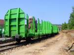 Kurzgekoppelter Rundholzwaggon Laaps mit Einzelrungen fr Holzlngen ab 2 m am 29.04.2007 in Siegen-Eintracht auf der Gleisanlage der Kreisbahn Siegen-Wittgenstein  (KSW).