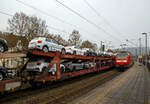 Doppelstock-Autotransportwagen 25 80 4366 632-4 D-ATG, der Gattung Laaeks 553, der DB Cargo Logistics GmbH (ex DB Schenker ATG) am 16.12.2021im Zugverband bei einer Zugdurchfahrt im Bahnhof Kirchen