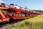 Vierachsiger (2 x zweiachsiger) Doppelstock-Autotransportwagen, 25 80 4363 028-8 D-ATG, der Gattung Laaers 560.2, der DB Cargo Logistics GmbH (ex DB Schenker ATG) am 28 Juni 2024 im Zugverband bei der Zugdurchfahrt in Rudersdorf (Kreis Siegen), hier beladen mit VW PKW´s aus der „Stadt des KdF-Wagens bei Fallersleben“ (ab 1945 Wolfsburg).

Der Wagen wurde 201_ von der damaligen DB Waggonbau Niesky GmbH gebaut.

Diese Waggons haben zwei Ladeebenen und sind für den europaweiten Transport geeignet. Sie werden für den internationalen Transport von PKWs, SUVs und Vans eingesetzt und bieten maximale Flexibilität durch eine stufenlos verstellbare obere Ladeebene. Aufgrund der hohen Lastgrenze (bis 34 t) ist der Transport von besonders schweren Fahrzeugen der genannten Typen möglich.

Damit sowohl ein typenreiner Transport als auch eine Mischverladung in den unterschiedlichen Lademaßen möglich ist, kann die obere Ladeebene hinsichtlich der Transportstellungen stufenlos eingestellt werden.

Durch die Entwicklung eines veränderten Ladungssicherungssystems wurde den Kundenanforderungen nach optimierten Transportmöglichkeiten für Fahrzeuge mit niedrigerer Bodenfreiheit Rechnung getragen.

TECHNISCHE DATEN:
Gattung: Laaers (Bauart 560.2)
Erstes Baujahr der Wagengattung: 2007
Spurweite: 1.435 mm
Anzahl der Achsen: 4 (2 x 2)
Länge über Puffer : 31.000 mm
Achsabstände: 10.000 mm / 5.160 mm / 10.000 mm
Laufraddurchmesser (neu): äußere 840 mm und mittlere 730 mm
Ladelänge : 30.070 mm (unten) / 30.550 mm (oben)
Ladelänge waagerechter Teil untere Ebene: 19.400 mm
Ladebreite : 2.950 (unten) / 2.750 mm (oben)
Höchstgeschwindigkeit: 100 km/h (120 km/h leer)
Eigengewicht: 30.500 kg
Max. Zuladung bei Lastgrenze S: 33,5 t (ab Streckenklasse B, bei A 32,0 t)
Max. Zuladung der Ladeebenen: unten und oben jeweils max. 18 t
Max. Gewicht je Pkw: 2.800 kg (Radlast max. 1 t)
Anzahl der Radvorleger: 64
Höhe Geländer oben: 600 mm
Kleinster befahrb. Gleisbogenhalbmesser: 75 m
Bremse: KE-GP-A (K)
Bremssohle: Jurid 816 M
Handbremse: Ja
Intern. Verwendungsfähigkeit: TEN-GE

Der große Unterschied zwischen den Laaers-Wagen der Bauart 560.2 (wie hier) und der Bauart 560.1 sind das Lastgrenzenraster (Max. Zuladung), zudem ist die Bauart 560.2 meist 500 kg leichter. 