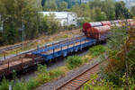 Leerer vierachsiger Drehgestell-Flachwagen, mit Seiten- und Stirnwandklappen und mit Rungen, 37 80 3988 122-2 D-ERR der Gattung Rens 1 der ERR European Rail Rent GmbH (Duisburg), am 06 September 2024