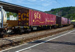 Vierachsiger Drehgestell-Containertragwagen, 37 80 4564 551-2 D-RCW, der Gattung Sgns M14 (60´), der RCW – Rail Cargo Group, am 19 Juli 2025 im Zugverband bei der Durchfahrt in