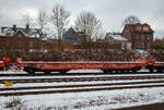 Sechsachsiger Drehgestell-Flachwagen, mit Rungen, Stirnwandklappen und klappbaren Ladeschwellen, jedoch ohne Seitenwandklappen, 31 80 4852 154-2 D-DB, der Gattung Samms 489, der DB Cargo AG,