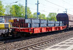 Sechsachsiger Drehgestell-Flachwagen (Schwerlastwagen), mit Rungen, jedoch ohne Stirn- und Seitenwandklappen, 33 80 482 7 016-3 D-RCW der Gattung Sammnps 482, eingestellt durch die Rail Cargo Group (zu BB) in Deutschland, am 20.04.2018 im Zugverband bei der Durchfahrt im Bahnhof Bonn-Beuel, hier beladen mit U-Stahl (warmgewalzter Profilstahl in Herstellungslnge vom 12 m). Nach dem Aufkleber (MFI) zu urteilen, gehrt der Wagen der MFI - Matriel Ferroviaire et Industriel S.A. und ist ber die RCW eingestellt.

Der Wagen wurde ca. 1990 von der Waggonfabrik Talbot in Aachen gebaut.

TECHNISCHE DATEN (laut Anschriften):
Gattung: Sammnps 482 (Gattungskennzahl 4827)
Spurweite: 1.435 mm (Normalspur)
Lnge ber Puffer: 16.400 mm
Drehzapfenabstand: 9.400 mm
Radsatzstand in den Drehgestellen: 3.400 mm (2 x 1.700 mm)
Raddurchmesser: 920 mm (neu)
Drehgestell-Typ: BA 714.3
Ladelnge: 15.100 mm
Ladebreite: 2.630 mm (zwischen den Rungen)
Fubodenhhe ber SO: 1.300 mm
Ladeflche: 46,9 m
Eigengewicht: 28.750 kg
Zuladung bei Lastgrenze S: 76,0 t (ab Streckenklasse D)
Zuladung auf DB Netz ab Streckenklasse CE: 91,0 t (max.100 km/h)
Max. Zuladung: 106,0 t (bauartspezifische Tragfhigkeit)
Max. Geschwindigkeit: 100 km/h (beladen) / 120 km/h (leer)
Kleinster Gleisbogenhalbmesser: 75 m
Bauart der Bremse: KE-GP (LL)
Bremssohle: IB 116
Internationale Verwendungsfhigkeit: RIV

Bedeutung der Gattungsbezeichnung (Sammnps) :
S = Flachwagen mit Drehgestellen in Sonderbauart
a =  mit sechs Radstzen (2 Drehgestelle mit je 3 Radstzen)
mm =  bei sechs o. mehr Radstzen Ladelnge unter 18 m
n = bei sechs o. mehr Radstzen hchste Lastgrenze ber 75 t 
p = ohne Borde
s = zugelassen fr Zge bis 100 km/h (beladen)