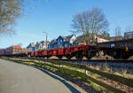 Sechsachsiger Drehgestell-Flachwagen (Schwerlastwagen), mit Rungen, jedoch ohne Stirn- und Seitenwandklappen, 33 80 482 7 013-0 D-ORME der Gattung Sammnps 482, der On Rail Gesellschaft für Eisenbahnausrüstung und Zubehör mbH (Mettmann), am 03.03.2023im Zugverband bei einer Rangierfahrt in Herdorf. Nach dem Aufkleber (MFI) zu urteilen, gehören die On Rail und die MFI - Matériel Ferroviaire et Industriel S.A. mittlerweile zusammen.

Der Wagen wurde ca. 1990 von der Waggonfabrik Talbot in Aachen gebaut.

TECHNISCHE DATEN (laut Anschriften):
Gattung: Sammnps 482 (Gattungskennzahl 4827)
Spurweite: 1.435 mm (Normalspur)
Länge über Puffer: 16.400 mm
Drehzapfenabstand: 9.400 mm
Radsatzstand in den Drehgestellen: 3.400 mm (2 x 1.700 mm)
Raddurchmesser: 920 mm (neu)
Drehgestell-Typ: BA 714.3
Ladelänge: 15.100 mm
Ladebreite: 2.630 mm (zwischen den Rungen)
Fußbodenhöhe über SO: 1.300 mm
Ladefläche: 46,9 m²
Eigengewicht: 28.960 kg
Zuladung bei Lastgrenze S: 76,0 t (ab Streckenklasse D)
Zuladung auf DB Netz ab Streckenklasse CE: 91,0 t (max.100 km/h)
Max. Zuladung: 106,0 t (bauartspezifische Tragfähigkeit)
Max. Geschwindigkeit: 100 km/h (beladen) / 120 km/h (leer)
Kleinster Gleisbogenhalbmesser: 75 m
Bauart der Bremse: KE-GP (LL)
Bremssohle: IB 116
Internationale Verwendungsfähigkeit: RIV

Quelle: laut Anschriften