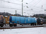 Vierachsiger 98 m³ Drehgestell-Kesselwagen 37 80 7929 624-0 D-ERR, der Gattung Zacns 3, der ERR European Rail Rent GmbH am 08.03.2023 im Zugverband bei der Zugdurchfahrt in Betzdorf (Sieg). Das Ladegut ist, laut der Gefahrgutkennzeichnung 33/1268, nicht genau genannte Erdöldestillate bzw. Erdölprodukte.