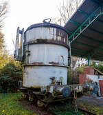 Dreiachsiger Roheisenpfannen-Wagen (oder Giepfannen-Wagen) ausgestellt im Auenbereich vom Bergbaumuseum Herdorf-Sassenroth des Landkreis Altenkirchen, hier am 03 November 2024.