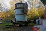 Dreiachsiger Roheisenpfannen-Wagen (oder Giepfannen-Wagen) ausgestellt im Auenbereich vom Bergbaumuseum Herdorf-Sassenroth des Landkreis Altenkirchen, hier am 03 November 2024.