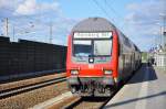 Am Bahnhof Petershausen auf Gleis 1 am 03.03.2015 wird ein Doppelstockwagen der 3.