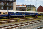 Der Gesellschafts-,Tanz- und Partywagen (ex Halbspeisewagen BRbu4üm-61) D-CBB 61 80 89-90 671-2 der Gattung WGmz 820 der Centralbahn GmbH (Mönchengladbach), eingereiht im Zugverband eines mit 12 Wagen sehr langen Sonder- oder Partyzug der CBB, am 16 Mai 2024 in Köln-West, aufgenommen aus einen Zug heraus.

Der Wagen wurde 1964 von der Waggonfabrik Wegmann & Co. in Kassel als Halbspeisewagen BRbu4üm-61 gebaut und als 10 749 Kln an die Deutschen Bundesbahn (DB) geliefert. 1966 wurde er zum Halbspeisewagen D-DB 51 80 85-40 053-0 BRbumh 282, 1978 wurde er durch Wegmann zum D-DB 51 80 89-80 758-1 WGm 840 umgebaut, im PFA Weiden (Partner für Fahrzeugausstattung GmbH) wurde er 1999 zum „BordClub“  D-DB 61 80 89-90 671-2 WGmz 820, für die DB Fernverkehr AG umgebaut. Von der einstigen, fast 50 Wagen zählenden,  Gesellschaftswagenflotte  der Deutschen Bundesbahn sind unter der Regie der Bahn AG gerade mal 6 Wagen (89-90 670 bis 675) in den BordClub WGmz 820 umgebaut worden. Im Januar 2003 bekam der 89-90 671 im Werk Neumünster die aktuelle Fernverkehrslackierung als IC „Club“ Wagen, Mit Ausmusterung der letzten WGmz 820 am 31.12.2013, zu denen auch dieser gehörte endete die Ära der Gesellschaftswagen bei der Deutschen Bahn AG! Allerdings konnten diese noch an die Centalbahn und BTE verkauft werden, dieser wurde zum 31.12.2013 an die Centralbahn verkauft.

Der Wagen ist für eine Höchstgeschwindigkeit von 200 km/h zugelassen.