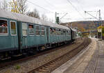 Großraumwagen  Luxemburger  bzw. ehemaliger CFL Wegmann-Wagen der 2. Klasse Großraumwagen D-EFSK 75 80 22-40 460-5 der Gattung Bn, der Eisenbahnfreunde Treysa e.V., am 02. November 2024 im Zugverband eines Dampfpendelzugs bei einer Zugdurchfahrt in Kirchen/Sieg.

Der Wagen wurde 1967 von der Waggonfabrik Wegmann & Co. in Kassel gebaut und als B12  CFL 2130 an die Nationale Gesellschaft der Luxemburgischen Eisenbahnen (CFL - Société Nationale des Chemins de Fer Luxembourgeois) geliefert, Später wurde er in CFL 50 82 22-10 360-0 B12 umgezeichnet, naxh einem Umbau wurde er zum CFL 50 82 22-40 460-2 B12, im Jahr 2008 ging er dann nach Deutschland an die Eisenbahnfreunde Treysa.

Im Jahr 2023 wurde der Wagen im ungarischen Ausbesserungswerk MVJ in Szombathely aufgearbeitet und hauptuntersucht. 

Mitte der 60er Jahre tauschte die Luxemburgische Staatsbahn CFL praktischen ihren gesamten Bestand an Personenwagen aus. Dafür wählte sie ein zu den deutschen Silberlingen praktisch baugleiches Modell. Die Sitzwagen besitzen zwei kleine Großräume an den beiden Wagenenden, mit je 24 Sitzplätzen in Sitzgruppen zu je vier Plätzen, sowie in Wagenmitte einen größeren Großraum mit 48 Sitzplätzen in der gleichen Anordnung der Sitzgruppen. Jeder Wagen besitzt zwei Toiletten.

Gefertigt wurden die Wagen in den Jahren 1965 und 1967 bei der Firma Wegmann in Kassel. Deutliche Unterschiede zu den Silberlingen sind die normale Lackierung und Wagen mit Dienst- und Gepäckabteil, die statt der Falttüren Schiebetüren besitzen. Auch die 1. Wagenklasse ist anders gestaltet: während die deutschen Wagen sie in der Wagenmitte in fünf Abteilen mit je 6 Sitzplätzen und Seitengang in diesem Bereich haben (ähnlich den reinen Abteilwagen), wählte Luxemburg die  Mogelpackung  mit nur anderen Sitzbezügen und Teppichböden, ansonsten aber mit der gleichen Großraumanordnung und auch gleichen Sitzabständen wie in der 2. Klasse. Manche der gemischtklassigen Wagen hatten die 1. Klasse auch nur über einem der beiden kleinen Großräume am Wagenende direkt über dem Drehgestell.

TECHNISCHE DATEN:
Hersteller: Wegmann in Kassel
Baujahr: 1967
Spurweite: 1.435 mm (Normalspur)
Achsfolge: 2'2'
Länge über Puffer: 26 400 mm
Wagenkastenlänge: 26.100 mm
Wagenkastenbreite: 2.825 mm
Höhe über Schienenoberkante: 4.050 mm
Drehzapfenabstand: 19.000 mm
Achsstand: 21.500 mm
Achsstand im Drehgestell: 2.500 mm
Drehgestellbauart: Minden-Deutz 420
Laufraddurchmesser: 950 mm (neu)
Leergewicht: 28,5 t
Sitzplätze: 96 (plus 4 Klappsitze)
Höchstgeschwindigkeit: 140 km/h
Toiletten: 2
Bremsenbauart: KNORR KE-GP-A
Kleinster befahrbarer Glesibogen: R= 140 m
Besonderheiten: Die Wagen haben Dampf- und Elektroheizung sowie Türblockierung.
