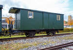 Der schmalspurige zweiachsige Gepckwagen D 170, ex Appenzeller Bahn F 170, der meterspurigen Museumsbahn Alp-Bhnle Amstetten-Oppingen (gehrt zu den Ulmer Eisenbahnfreunde e.V.) abgestellt am 26.10.2021 beim Bahnhof Amstetten.

Als Gepckwagen mit Postabteil wurde er 1886 von der Schweizerischen Industrie-Gesellschaft (SIG) in Neuhausen am Rheinfall gebaut und an die Appenzeller Bahn geliefert. Er gehrte zur Anfangsausstattung der Appenzeller Bahn, als Gepckwagen F 170 (Fourgon = Gepck) eingereiht, stand er bis in die 1940er Jahre im Dienst. Danach wurde er als Gterwagen genutzt. Die im Vergleich zu den  regulren  Gterwagen geringe Zuladung von nur 5,5 t lie den Wagen dann schnell auf das Abstellgleis wandern. Durch eine stationre Nutzung im Gleisbaulager Herisau blieb der Wagen bis 1992 erhalten. 1994 wurde er in der UEF-Werkstatt als Gepckwagen aufgearbeitet und ergnzt seither unseren Museumszug in seiner ursprnglichen Funktion.

TECHNISCHE DATEN:
Spurweite: 1.000 mm (Meterspur)
Anzahl der Achsen: 2
Lnge ber Puffer: 7.600 mm
Eigengewicht: 5,3 t
Max. Zuladung: 5,5 t
