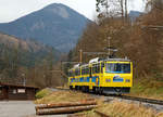   Der Doppeltriebwagen Beh 4/8  12  Otto von Steinbeis  der Wendelstein-Zahnradbahn erreicht am 28.12.2016 die Talstation Brannenburg.