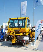 
Zweiwege-Fahrzeug (Rangierfahrzeug) TERBERG / ZAGRO Truck RR 282 mit automatischer Rangierkupplung (RK 900) wurde auf der Messe “transport logistic 2019“ in Mnchen (hier 05.06.2019) prsentiert.

Das Zweiwege-Fahrzeug TERBERG / ZAGRO Truck RR 282 6x4 ist fr den Einsatz auf Schiene und Strae konzipiert und kann bei Spurweiten von 1.435 bis 1.668 mm Anhngelasten bis zu 2.800 Tonnen rangieren. Ein hohes Bruttokombinationsgewicht, der enge Wendekreis auf Straen sowie die gute Verfgbarkeit von Ersatzteilen machen das Zweiwegefahrzeug effizient und flexibel.

TECHNISCHE DATEN:
Spurweite: 1.435 mm
Schienenfhrung: ZARGO Typ 490 mit 400 mm Laufrdern
Gesamtgewicht: 29 t
Anhngelast: bis 2800 Tonnen
Wendekreis Strae: 13,5 m
Geschwindigkeiten (Schiene): 30 km/h ohne und 20 km/h mit Anhngelast
Besonderheiten:
Funkfernsteuerung auf der Schiene. Abnahme nach  32 Eisenbahn-Bau- und Betriebsordnung mglich. Hochleistungs-Waggonbremsanlage, zugelassene Sicherheitsfahrschaltung, induktive Zugsicherung (PZB 90) zum Befahren vonHauptstrecken (optional) mglich.