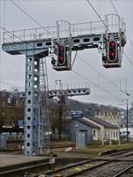 . Eine Signalbrücke, gesehen am 08.01.2018 im Bahnhof von Longwy.  (Hans)