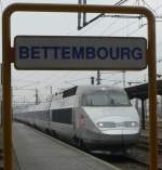 Durch Bettembourg rauschen sogar TGVs durch, das Motiv mit dem Bahnhofsschild hat sicher einiges (hier nicht so ganz ausgesch�pftes) Potential.