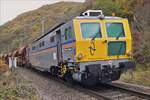 Dynamischer Gleisstabilisator DGS 62 NT von Ferro –Tech steht am 28.10.2017 nahe Goebelsm�hle etwas oberhalb einer Gleisbaustelle, wo man dabei ist eine Weiche auszuwechseln.