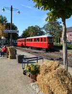 Herbstlich ausgestattete Szene im Bahnhof Schierwaldenrath der Selfkantbahn.