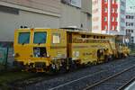 SNCF Stopfmaschine 108-16 GS/4 steht am Nebengleis im Bahnhof von Annecy.