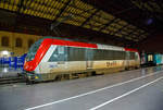 Die an Thello vermietete Akiem 36011 (91 87 0036 011-1 F-AKIEM), eine Alstom BB 36000  Astride  (Asynchron Tricurrent Drive Engine) am 24.03.2015 im Bahnhof Marseille Saint-Charles. Zuvor hatte sie mit dem mit dem Thello EC 159 (Mailand - Genua  - Monte-Carlo - Niza - Toulon - Marseille-St-Charles) ihren Endbahnhof erreicht.

Die Thello S.A.S. mit Sitz in Paris ist französisches Eisenbahnverkehrsunternehmen, das aber der italienischen Trenitalia gehört. Thello war das erste Unternehmen, das die Konkurrenz im Schienenpersonenfernverkehr mit der SNCF aufnahm, nachdem der Markt für internationale Fernverkehrsverbindungen ab 2009 in Frankreich liberalisiert wurde. Thello betreibt Expresszüge zwischen Frankreich und Italien.

Die Lok ist eine BB 36000 welche eine Baureihe von elektrischen Lokomotiven der SNCF, mit dem Kosename  Astride  (Asynchron Tricurrent Drive Engine). Gebaut von Alstom (ehem. GEC-Alsthom), reihen sie sich ein in die Kategorie der europäischen asynchronen Mehrsystem-Lokomotiven. Mit ihren  großen  Schwestern, den BB 26000  Sybic  zählen sie zu den stärksten Lokomotiven der SNCF.

Die Astride besitzen drei unterschiedliche Stromabnehmer (1,5 kV Gleichstrom, 3 kV Gleichstrom und 25 kV 50 hz Wechselstrom). Diese Loks können in Belgien, in Luxemburg, in Italien, in Frankreich und neuerdings sogar in den Niederlanden verkehren. So sollte ein Lokwechsel an den Grenzen vermieden und eine Menge Zeit eingespart werden.

Nach der Bestellung von 264 Lokomotiven der Baureihe BB 26000  Sybic  entschied sich die SNCF für einen Kontraktwechsel. Daher bekamen die letzten 30 Neubau-Lokomotiven eine Drehstromausrüstung mit Asynchron-Motoren. Doch niemand zeigte Interesse an den neuen Loks. Genau zum selben Zeitpunkt wurden nämlich der Personenverkehr vom Güterverkehr bei der SNCF getrennt. Für den Personenverkehr wurde der TGV in den Focus gestellt und die meisten internationalen Nachtzüge abgeschafft. Der Güterverkehr zeigte auch kein Interesse an dieser polyvalenten Lok. Ebenfalls zu diesem Zeitpunkt, begann Alstom mit der Entwicklung der Prima, von der sie sich höhere Renditen erhoffte, sowohl in Frankreich, als auch im Ausland. Unter diesen Umständen war es schwer für die „Astride“ sich durchzusetzen, zu allem Übel litt sie auch noch lange unter verschiedenen Kinderkrankheiten.

Die insgesamt 60 gebauten BB 36000 „Astride“ wurden zwischen 1996 und 2002 ausgeliefert. Sie können eine gewisse Familienzugehörigkeit mit den BB 26000 nicht verleugnen, auch wenn die Ecken etwas abgerundet wurden und sie aerodynamischer ist, als die Sybic.

Obwohl sie Personenzüge mit 200, ja sogar 220 km/h ziehen kann, so wurde die „Astride“ doch vorwiegend im Güterverkehr zwischen Belgien und Italien eingesetzt. Dort ist ihre Geschwindigkeit allerdings auf 120 km/h begrenzt.

Im Oktober 2011 kamen die Loks mit den Nummern BB 36001,2,4,5,7,11 und 15 zu Akiem. Sie behielten zwar ihre  livrée multiservice , haben aber das SNCF Logo verloren. Drei von diesen Loks (BB36007, BB36011, BB36015) wurden bis 200 km/h getestet und fahren jetzt im internationalen Personenverkehr zwischen Paris und Venedig, sowie Marseille und Mailand. Diese Verbindungen werden von Thello, einer Tochtergesellschaft von Veolia betrieben.

Technische Daten der Baureihe BB 36000  Astride :
Betriebsnummern : 36001-36030, die 36331-36360 Italien tauglich, Mehrfachtraktion
Hersteller: GEC-Alsthom
Spurweite: 1.435 mm
Bauart: Bo'Bo'
Stromsystem: 1.500 V DC; 3.000 V DC und 25 kV, 50 Hz AC
Baujahre: 1996-2002

Länge über Puffer: 19.110 mm
Achsabstand im Drehgestell: 3.000 mm
Drehzapfenabstand: 10.400 mm
Breite: 2.926 mm
Höhe: 4.270 mm
Dienstgewicht: 89 t
Triebraddurchmesser (neu): 1.150 mm
Höchstgeschwindigkeit: 200 km/h (wenige 220 km/h)
Dauerleistung: 5.600 kW
Anfahrzugkraft: 320 kN
Anzahl der Fahrmotoren: 4 (4 FXA 4559 Alstom Asynchronmotoren mit Zwangsbelüftung)