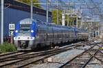 Zweiwege Selbstfahrer Triebzüge 82581 und 82703 verlassen den Bahnhof von Chambery-Challes-les-Eaux in Richtung Lion Part Dieu über Pin / Bourgoin Jallieu.