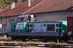 SNCF Diesellok 469464 rangiert mit ein paar Wagen im Bahnhofsvorfeld vom Bahnhof  Cambery-Challes-Eaux.