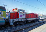 Die BB413 (92870000413-0-F-VFLI) der VFLI (Voies ferrées locales et industrielles), ex SNCF BB 63583, zieht einen (leeren) Coral Téoz Zug am 26.03.2015 aus den Bahnhof Marseille