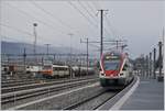 Der SBB RABe 511 110 nach St-Maurice erreicht Lancy Pont Rouge, während im Güter- bzw.