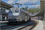 Die SNCF BB 26177 wartet mit ihrem kurzen Güterzug in Bellegarde (Ain) auf die Weiterfahrt nach Genève La Praille. Der Zug besteht aus folgenden Güterwagen: dem Zancn 33 RIV 80 D-VTG 7929 200-3 (Gefahrenanschrift 80 1789), dem Zces 23 RIV 85 CH VTGCH 7376 622-3 (80 1830), dem Uacns 37 TEN 80 D GATXD 9326 526-7 (X423 1402), dem Zacns 37 RIV 80 D VTGCH 784 6 346-0 (80 1824) dem Zacns 33 RIV 87 F ERSA 7929 952-2 (80 1824) und dem 33 TEN 80 D VTG 7834 837-2, also alles Kesselwagen mit wohl mehr oder weniger griffigem Ladegut.

26. August 2024