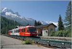 Der TMR/SNCF BD eh 4/8 N° 801/802 (94 87 0000 802-2 F SNCF) Triebzug erreicht auf seiner Fahrt von St-Gervais Les Bains Le Fayette nach Vallorcine vor dem Hintergrund des Mont Blanc Massivs den Bahnhof von Montroc Le Planet. 

20. Juli 2021 