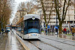 Ein 7-teiliger Bombardier Flexity Outlook C - Cityrunner der Linie T 2 (nach Arenc le Silo) der Straßenbahn in Marseille. hier am 25.03.2015 bei der Station Belsunce Alcazar.

Die Straßenbahn von Marseille (frz. Tramway de Marseille) ist einer der drei Straßenbahnbetriebe in Frankreich, die nicht in der zweiten Hälfte des 20. Jahrhunderts vollständig stillgelegt wurden. Heute ist die Straßenbahn Teil der Régie des Transports de Marseille (RTM) und zwei Linien sind in Betrieb; eine dritte befindet sich im Bau. Ehemals war das Streckennetz 178 km lang, z.Z. sind es heute 11,5 km.

Die Fahrzeuge für Marseille vom Typ Flexity Outlook wurden seit 2006 in Wien von Bombardier Transportation produziert. Die Inbetriebnahme der Straßenbahnen erfolgte auf dem Testgleis der Wiener Straßenbahn. Bis Juli 2007 wurden 26 der fünfteiligen Triebzüge zum Preis von jeweils 2,1 Millionen Euro geliefert.
Diese waren bei der Lieferung 32,5 Meter lang und 2,4 Meter breit. Die Frontpartie der Triebwagen soll an ein Schiff erinnern, ein Hinweis auf die Bedeutung Marseilles als größter Seehafen Frankreichs. Die Höchstgeschwindigkeit beträgt 70 km/h und in dem 32,5 m langen Fahrzeug fanden 204 Fahrgäste Platz, davon 44 Sitzplätze. Im Jahr 2012 wurden alle Wagen durch den Einbau von zwei zusätzlichen Modulen auf 42,5 Meter verlängert, gleichzeitig wurde die Innenausstattung erneuert. Dieser Umbau kostete etwa 23 Millionen Euro.

Weitere Daten:
Spurweite: 1.435 mm
Stromsystem: 750 V DC über Oberleitung
Haltestellen: 28
