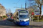 . Der SNCF Tram-Train Siemens Avanto N 26 biegt von der Place du Gnral de Gaulle auf den Pont Wilson auf dem Weg zur Gare Centrale in Mulhouse. 11.12.2013 (Hans)