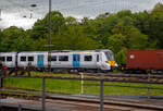 Der neue ThamesLink 700153 der Britischen Klasse 700/1 (British Rail Class 700/1), ein Siemens Desiro City / Thameslink, vermutlich auf Überführungsfahrt, hier am 30.04.2018 durch Koblenz-Lützel. Leider stand ich etwas ungeschickt im DB Museum. 

Die Britische Klasse 700 ist eine Baureihe elektrischer Nahverkehrstriebzüge aus dem von Siemens Rail Systems entwickelten Fahrzeugkonzept Desiro City. Sie wurden im SIEMENS Werk in Krefeld gebaut und fahren auf der britischen Thameslink-Strecke. Die ThamesLink-Strecke ist eine Nord-Süd-Verbindung in England, zwischen den Städten Bedford über London nach Brighton. Dabei wird der nördliche Abschnitt mit 25 kV Wechselstrom an Oberleitungen, und der südliche Abschnitt mit 750 V Gleichstrom an Stromschienen betrieben, für beide Systeme sind die Züge einsetzbar.

Diese der BR 700/1 sind in der 12-Wagen-Konfiguration und somit 242,6 m lang, bei der BR 700/0 sind es 8 Wagen mit einer Gesamtlange von 162 m.
