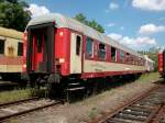 Auch in Polen hat man das Problem von Zerst�rung abgestellter Wagen.So wurden diesem 1.Klasse Reisezugwagen die Fensterscheiben mutwillig eingeschmissen.Am 31.Juli 2010 stand Dieser in Szczecin