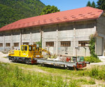   Eine mir nicht bekannte gelbe Diesellok 270020-6 der RFI (Rete Ferroviaria Italiana /FS Bereich Schienennetz und Eisenbahninfrastruktur) konnte ich am 20.06.2016 in Varzo aus dem EC heraus