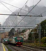   Bahnhof Lecco (Stazione di Lecco) am 03.11.2019 (bei Regen):  Während links (auf Gleis 2) zwei gekuppelte Jazz (Alstom Coradia Meridian) in Form von je einem ETR 425 und ETR 526 der Trenord als