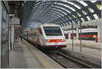 Der FS Trenitalia ETR 485 030 wartet in Milano Centrale auf die Abfahrt als Frecciabianca 8619 nach Roma Termini, der Zug verkehrt via Genova - Livorno. Die ETR 460, 470, 480 und 485 gehören zur zweiten Generation der Pendolino-Züge und unterschieden sich durch die grösser Breite der Wagenkästen deutlich vom ETR 450. Die Züge kamen im internationalen Verkehr bis nach Lyon und Stuttgart, bauverwandte/umgebaute Züge der 2. Pendolino Generation verkehren auch in Portugal, Slowenien und neuerdings Griechenland.

8. November 2022