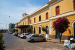 Das Empfangsgebäude vom Bahnhof Syrakus (Stazione di Siracusa), ex Siracusa Centrale am 19.07.2022. 