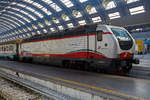 Die E.402.105 (91 83 2402 105-7 I-TI) der Trenitalia (in Frecciabianca-Lackierung) mit einem IC am 29.12.2015 im Bahnhof Milano Centrale (Mailand Zentral).